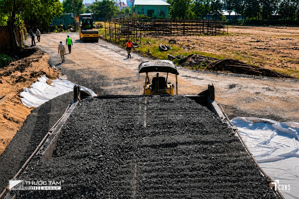 Thi c&ocirc;ng đường c&ocirc;ng vụ phục vụ vận chuyển vật tư v&agrave; thiết bị tại c&ocirc;ng trường.
