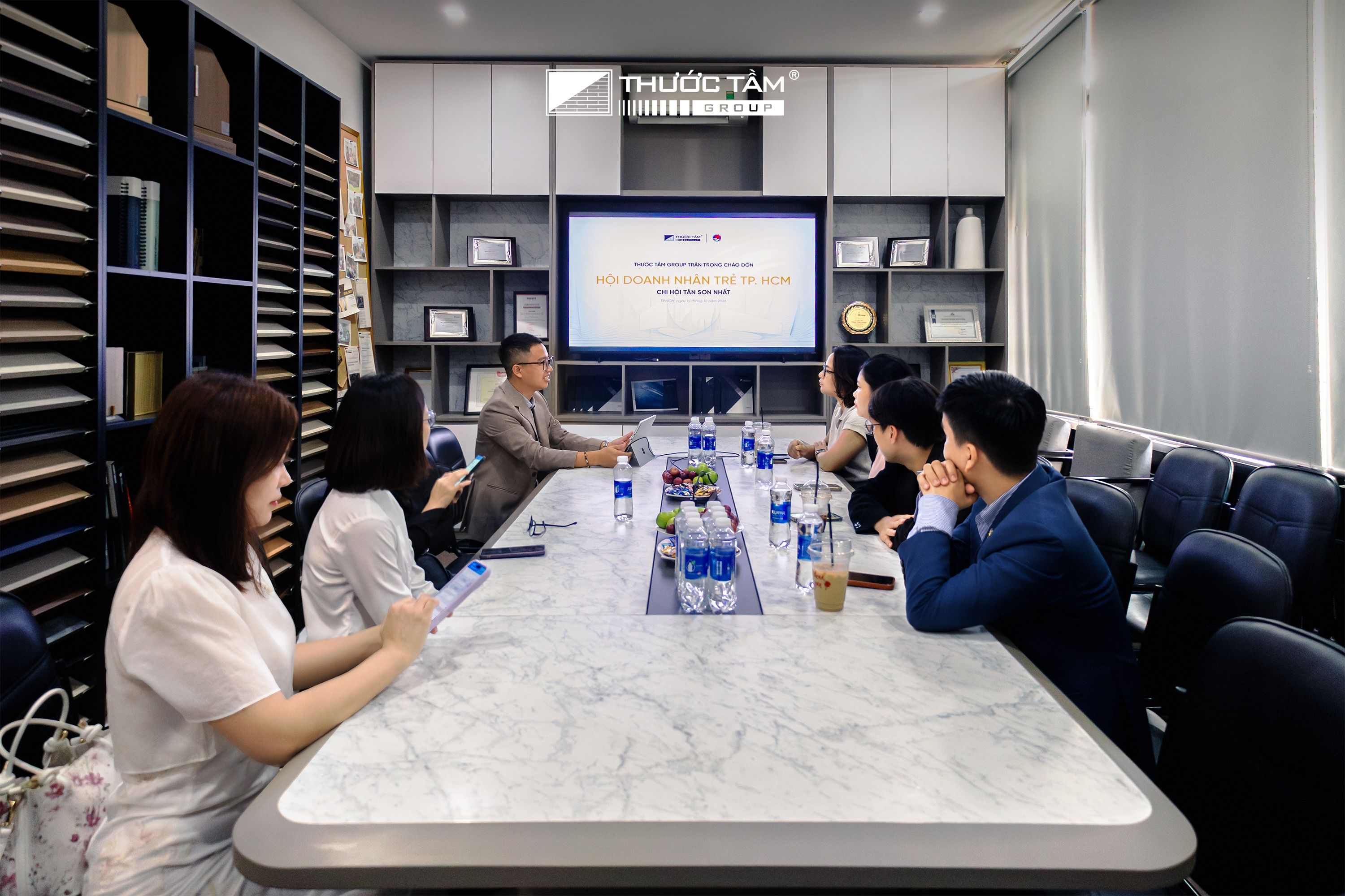Ng&agrave;y 15/10/2026, Thước Tầm Group vinh dự ch&agrave;o đ&oacute;n đo&agrave;n đại diện Hội Doanh nh&acirc;n Trẻ TP.HCM (Chi hội T&acirc;n Sơn Nhất) đến tham quan văn ph&ograve;ng v&agrave; giao lưu kết nối doanh nghiệp.